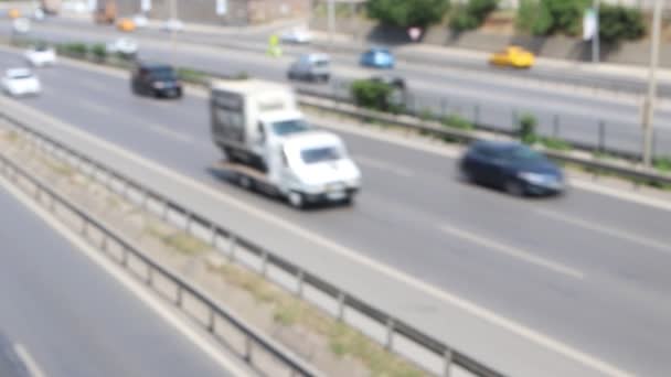 Tráfico de coches de ciudad en la autopista de la ciudad moderna — Vídeos de Stock