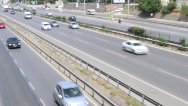 Tráfico de coches de ciudad en la autopista de la ciudad moderna — Vídeos de Stock