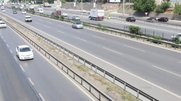 Tráfico de coches de ciudad en la autopista de la ciudad moderna — Vídeos de Stock