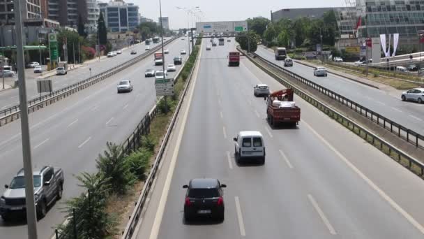 Tráfico de coches de ciudad en la autopista de la ciudad moderna — Vídeo de stock