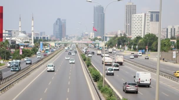 Tráfico de coches de ciudad en la autopista de la ciudad moderna — Vídeo de stock