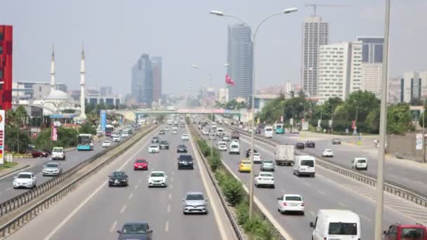 Trafic urbain sur l'autoroute moderne de la ville — Video