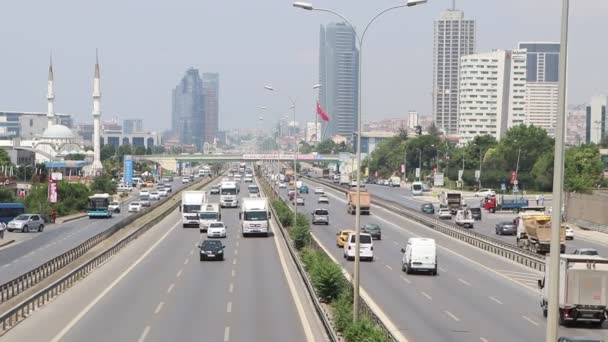 Modern şehir otoyolunda şehir araba trafiği — Stok video