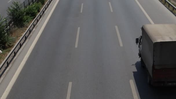 Tráfico de coches de ciudad en la autopista de la ciudad moderna — Vídeo de stock