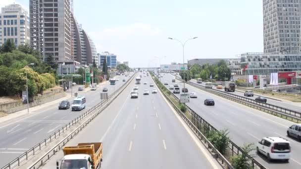 Tráfego de carros da cidade na moderna rodovia da cidade — Vídeo de Stock