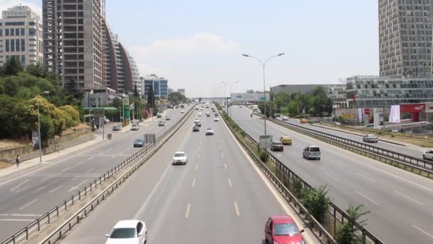 Trafic urbain sur l'autoroute moderne de la ville — Video