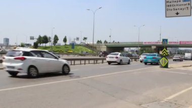 Modern şehir otoyolunda şehir araba trafiği