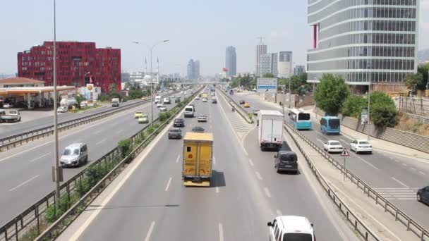Міський автомобільний рух на сучасній міській трасі — стокове відео