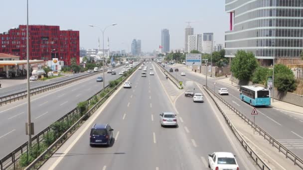 Miejski ruch samochodowy na nowoczesnej autostradzie miejskiej — Wideo stockowe