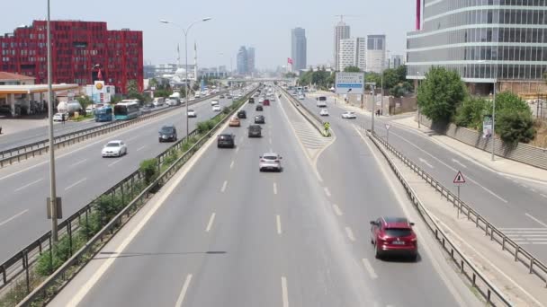 Stadtautoverkehr auf der modernen Stadtautobahn — Stockvideo