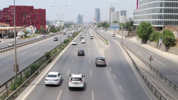 Městský provoz na moderní městské dálnici — Stock video
