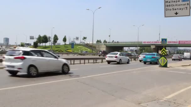 Miejski ruch samochodowy na nowoczesnej autostradzie miejskiej — Wideo stockowe