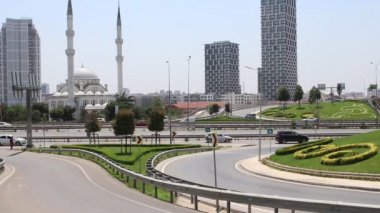Modern şehir otoyolunda şehir araba trafiği
