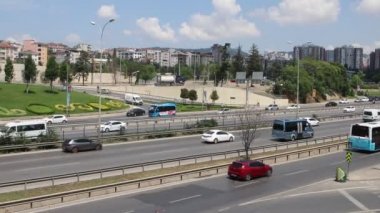 Modern şehir otoyolunda şehir araba trafiği