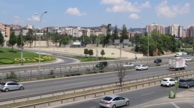 Modern şehir otoyolunda şehir araba trafiği