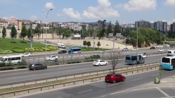 Tráfico de coches de ciudad en la autopista de la ciudad moderna — Vídeos de Stock