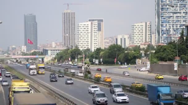 Miejski ruch samochodowy na nowoczesnej autostradzie miejskiej — Wideo stockowe