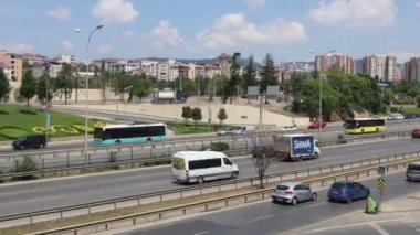 Modern şehir otoyolunda şehir araba trafiği.