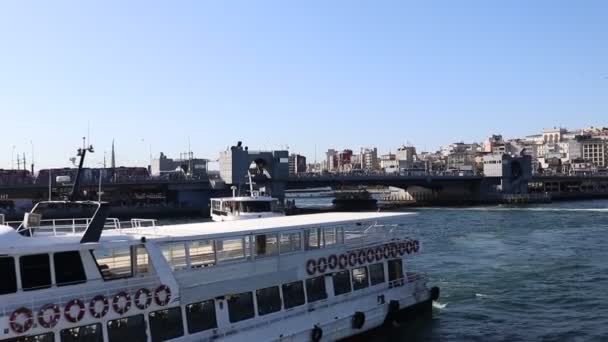 Navios flutuantes bosphorus galata istanbul — Vídeo de Stock