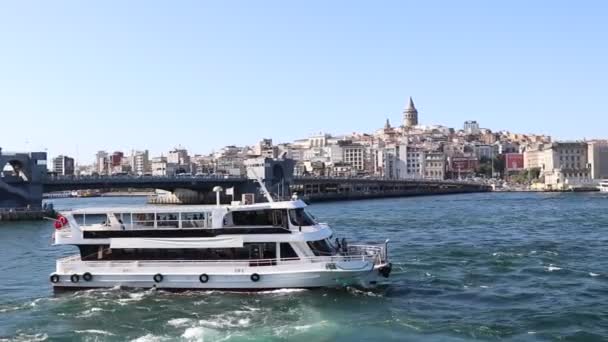 Buques flotantes bosphorus galata istanbul — Vídeos de Stock