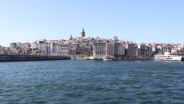 Buques flotantes bosphorus galata istanbul — Vídeos de Stock