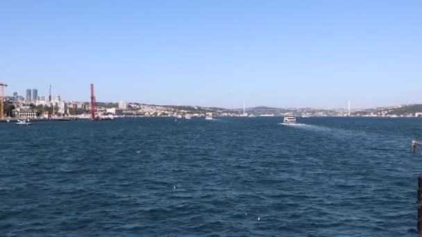 Schepen drijvende Bosphorus blue water zonnige dag. Water verkeer. — Stockvideo