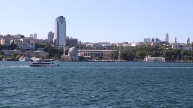 Boğaz mavisu güneşli gün yüzen gemiler. Su trafiği.