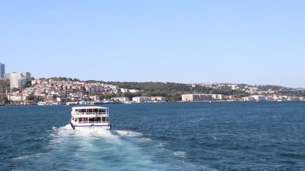 Schepen drijvende Bosphorus blue water zonnige dag. Water verkeer. — Stockvideo