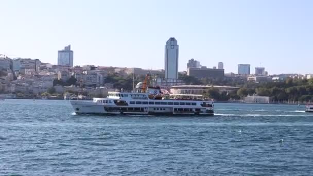 Schepen drijvende Bosphorus blue water zonnige dag. Water verkeer. — Stockvideo