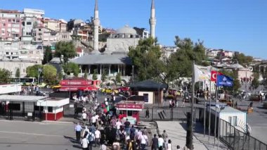 İnsanlar yürürken, insanlar anonim kalabalık