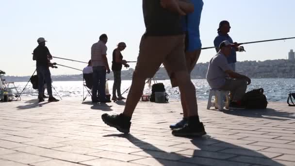 Foule anonyme de personnes marchant — Video