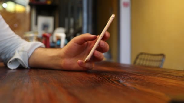 Man met mobiele telefoon in restaurant — Stockvideo