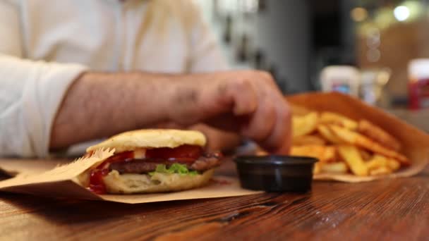 Comer papas fritas de comida rápida — Vídeos de Stock