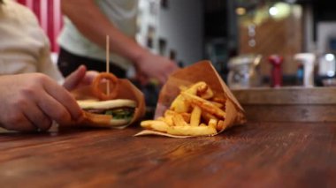 Bir adam kızarmış patates kızartması yiyor.