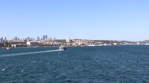 Корабли, плавающие в Босфоре в солнечный день — стоковое видео