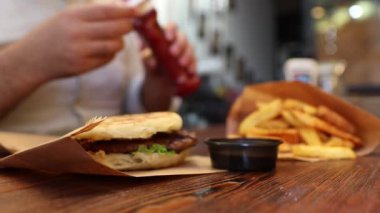 Ketçap burger üzerine döker