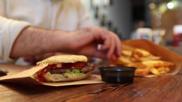 Eten fastfood hamburger gebakken frietjes — Stockvideo
