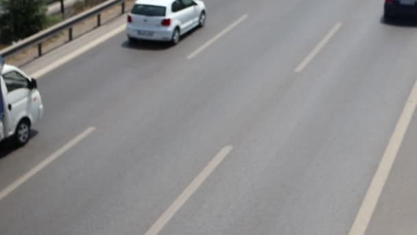 Tráfico de coches de ciudad en la autopista de la ciudad moderna — Vídeos de Stock