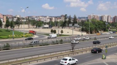 Modern şehir otoyolunda şehir araba trafiği