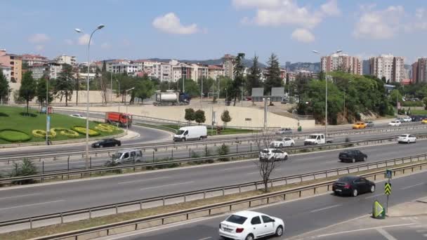 Tráfico de coches de ciudad en la autopista de la ciudad moderna — Vídeos de Stock