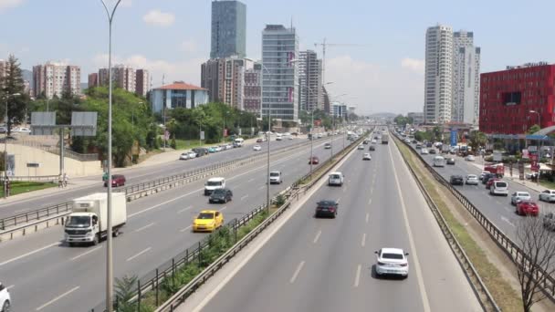 Tráfico de coches de ciudad en la autopista de la ciudad moderna — Vídeo de stock