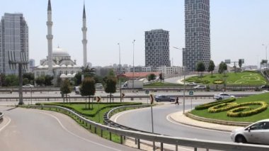 Modern şehir otoyolunda şehir araba trafiği