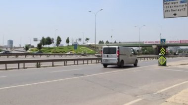 Modern şehir otoyolunda şehir araba trafiği