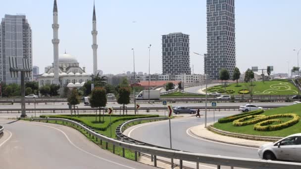 Trafic urbain sur l'autoroute moderne de la ville — Video