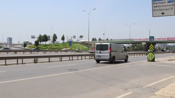 Tráfico de coches de ciudad en la autopista de la ciudad moderna — Vídeo de stock