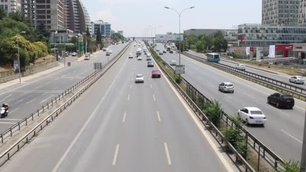 Міський автомобільний рух на сучасній міській трасі — стокове відео