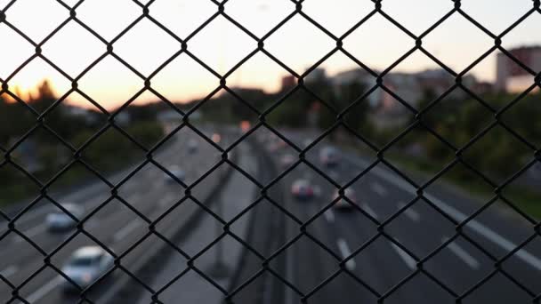 Natttrafik bakom Wire Fence i Istanbul — Stockvideo