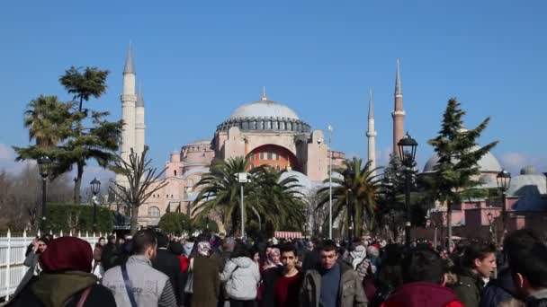 İstanbul 'daki Ayasofya Camii' nde yürüyen insanlar — Stok video