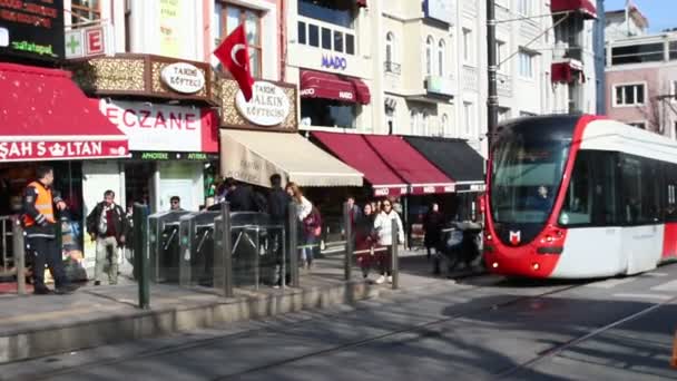 Járőrök a villamosmegállóban várják a következő vonatot. — Stock videók