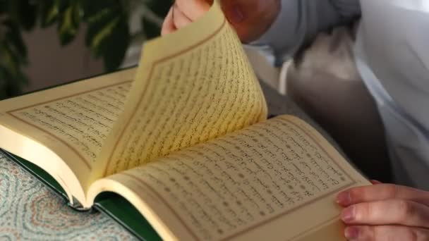 Lettura del Corano in Moschea — Video Stock